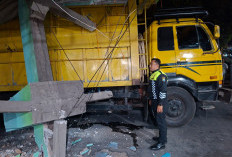 Andalkan Google Maps, Truk Fuso Muat Cengkeh Tabrak Gapura di Blitar