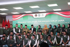 Kanwil BPN Jatim Bersama Gubernur Khofifah Serahkan Ratusan Sertipikat Wakaf dan Aset Pemprov