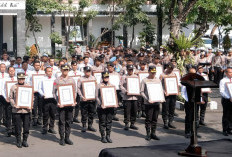 Apresiasi Dedikasi di Penghujung Ramadan, Kapolrestabes Surabaya Beri Reward Anggota Pengungkap Kasus Viral