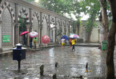 Cari Berkah Lewat Jalur Ojek Payung di Makam Sunan Ampel