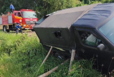 Lupa Pasang Rem Tangan Saat Ditinggal Ngopi, Pikap Grand Max Terperosok ke Pekarangan di Kebomas