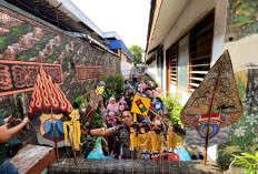 Kapolsek Kediri Kota Ajak Anak-Anak Tertib Berlalulintas dengan Wayang Kardus