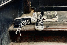 Manfaat Menaruh Sepatu Bekas di Depan Pintu saat Mudik: Trik Psikologis agar Rumah Terlihat Masih Dihuni