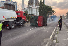 Sopir Ngantuk, Truk Colt Diesel Terguling Tabrak Tiang PJU di Plosowayu Lamongan 