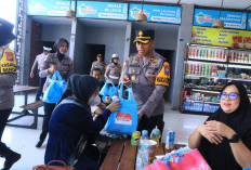 Wakapolres Ngawi dan Polwan Bagikan Bingkisan untuk Pemudik di Rest Area 575A