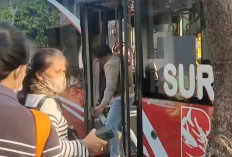 Suroboyo Bus VS Truk Sampah, 2 Orang Terluka Terkena Pecahan Kaca