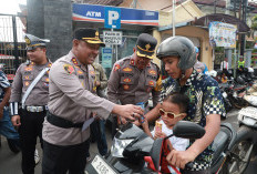 Awali Operasi Patuh Semeru 2026, Kapolres Jember Bagikan Es Krim dan Sosialisasi Tertib Berlalu Lintas
