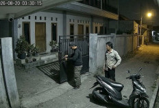 Dua Pria Bobol Rumah Kos di Sambikerep Surabaya Terekam CCTV,  Embat 2 HP dan Dompet