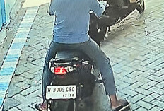 Terekam CCTV, Dua Pelaku Curi Honda Beat Petugas Sensus Ekonomi di Balai RW Simo Kwagean