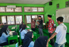 Tinjau MAN 2 Situbondo, Mas Rio Motivasi Siswa Kelas 12 Prioritaskan Kuliah dan Kerja Dibanding Menikah