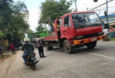 Dua Truk Adu Banteng di Wringinanom Gresik, Sopir Alami Patah Kaki