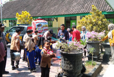 Patroli Gentong Polres Trenggalek Salurkan Air Bersih ke Sekolah dan Tempat Ibadah