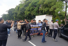 Polsek Gayungan Kawal Aksi Unjuk Rasa LBH PKC PMI Jatim