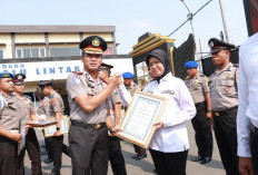 Bakar Semangat Anggota! Polres Lamongan Berikan Penghargaan Personel dan Warga