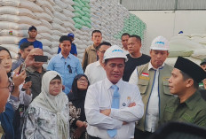 Menteri Pertanian Ajak Mahasiswa Cek Stok Beras di Gudang Bulog Surabaya