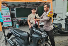 Polisi di Sidoarjo Bagikan Bendera Merah Putih, Kobarkan Semangat Nasionalisme
