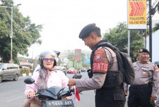 HUT Ke-81 RI, Polresta Malang Kota Bagikan 81 Bendera Merah Putih