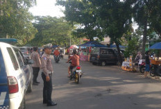 Antisipasi Kemacetan dan Kriminalitas, Polsek Rungkut Siagakan Personel di Pasar Takjil