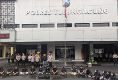 PMII Tulungagung Gelar Aksi Simbolik Berpakaian Hitam di Depan Mapolres