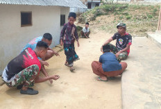 Tawa Kelereng Satgas TMMD dan Santri di Tengah Pembangunan