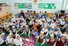 Konjen Australia Kunjungi MI Khoirul Huda Surabaya, Siswa Antusias Belajar Bahasa Inggris