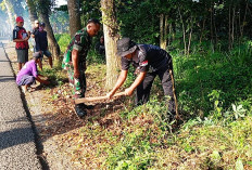 Babinsa Jatirejo dan Warga Lumajang Gotong Royong Bersihkan Lingkungan Desa