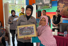 Berbagi Kasih di Hari Jadi Ke-78, Polwan Polres Jember Peluk Warmat Panti Werda Puger