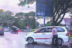 Tertolong Sekring Cadangan Mobil Polisi, Mobil Lansia di Malang Kembali Nyala