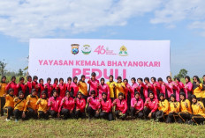 Peringati Hari Bumi dan HUT YKB Ke-46, Polres Lumajang Tanam Ratusan Pohon Kelapa di Pantai Dampar