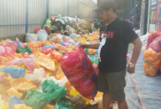 Ubah Sampah Jadi Berkah di Tangan Kreatif Antok, Plastik Bekas Bisa Bayar Pajak dan Listrik Warga Kencong