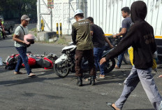 Truk Box Terguling Timpa Dua Motor di Lampu Merah Nippon Paint Gresik, Pengendara Selamat