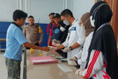 Deteksi Narkoba Ratusan Warga Binaan dan Petugas Rutan Gresik Jalani Tes Urine