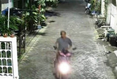 CCTV Rekam Bandit Gasak Honda Beat Warga Dukuh Setro Surabaya