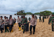 Wujudkan Wisata Asri, Polres Malang Bersama TNI dan Pemda Kompak Bersihkan Pesisir Pantai Balekambang
