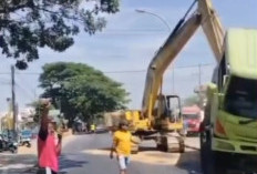 Polisi Kerahkan Ekskavator Evakuasi Dump Truk Terguling di Perempatan Pasar Moropelang Lamongan
