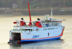 KMP Putri Yasmin Terbakar di Selat Lombok, Evakuasi Penumpang Berlangsung Menegangkan