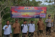 Bhabinkamtibmas Polsek Panggungrejo Pasang Banner Pencegahan Karhutla di Kawasan Perhutani
