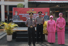 Satu Dekade Tanpa Cela, Dua Personel Polres Jember Terima Kado Kenaikan Pangkat Jelang Purna Tugas