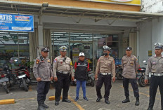 Polsek Simokerto Tertibkan Parkir Liar di Bahu Jalan, Arus Lalu Lintas Kembali Lancar