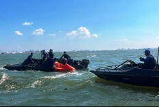 Diduga ABK LCT, Satpolairud Evakuasi Jasad Pria Terapung di Pesisir Pantai Tanjung Jati