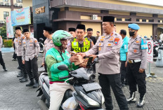 Sentuhan Humanis, Wakapolresta Sidoarjo dan Pejabat Utama Bagikan Ratusan Takjil untuk Pengendara