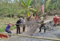Gotong Royong TNI dan Warga Warnai Pembangunan Jembatan Garuda di Wonokerto