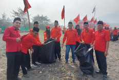 Tak Sekadar Upacara, Kader PDIP Jember Gulung Lengan Baju Bersihkan Pantai Pancer di Hari Kemerdekaan