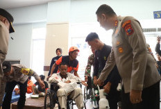 Kapolres Pelabuhan Tanjung Perak Dampingi Evakuasi Korban Kebakaran KM Mutiara Sentosa 2 di Surabaya