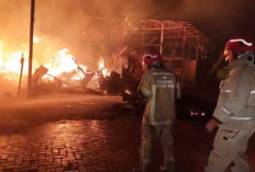 Kebakaran Gudang Serbuk Kayu Sambar Truk dan 2 Rumah di Kebomas Gresik