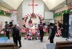 Jelang Ibadah Natal, Anggota Polres Bojonegoro Lakukan Sterilisasi Gereja