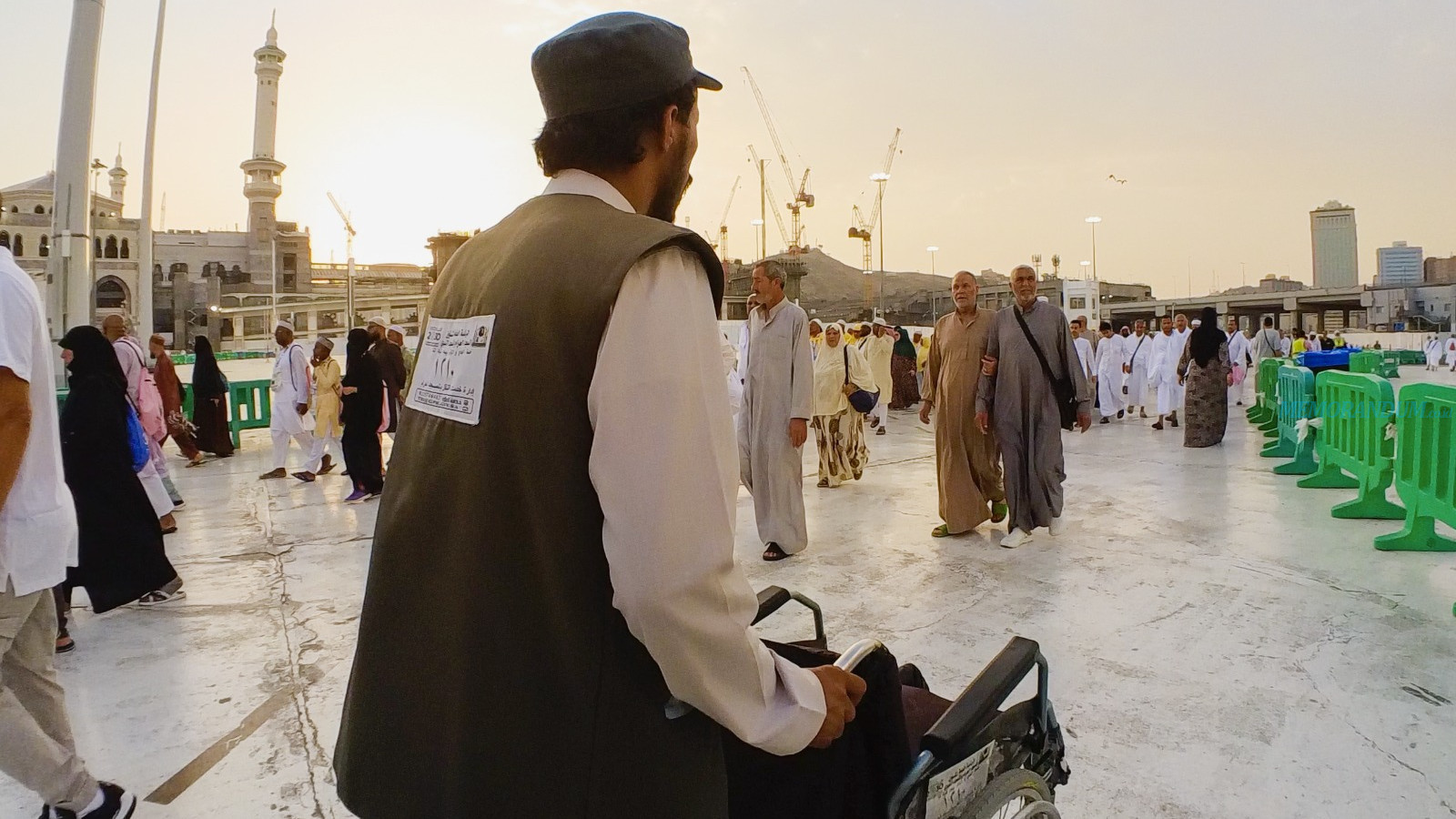 Jemaah Haji Lansia Diberhentikan Penjaga Saat Tawaf, Kepala Daker Makkah Imbau Pakai Jasa Kursi Roda Resmi