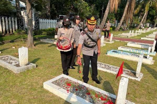 Kapolsek Gayungan Hadiri Kegiatan Ziarah Makam Pahlawan dalam Rangka HUT Bhayangkara Ke – 77