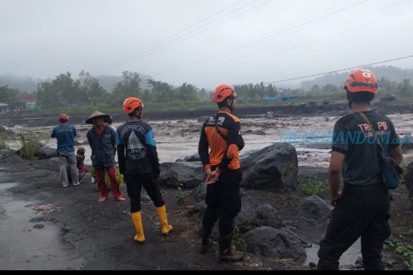 Gubernur Khofifah Salurkan Bantuan Serta Kirim TRC dan Tagana Banjir Lahar Dingin Lumajang
