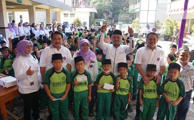 Peringati Hari Kesehatan Gigi, Ribuan Siswa di Jombang Ikuti Sikat Gigi Massal